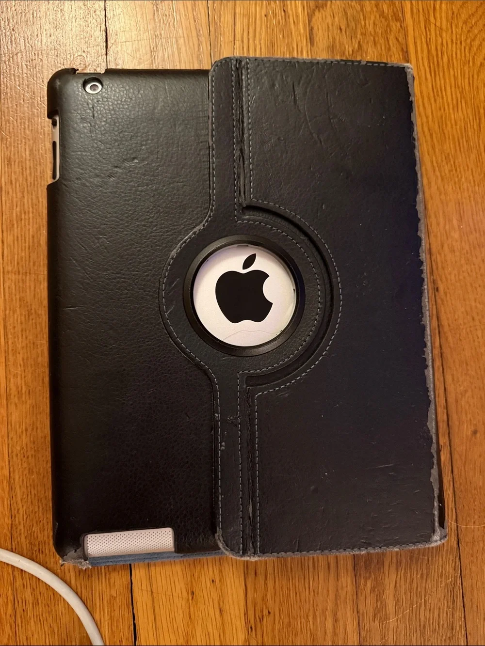Apple iPad Second Generation 16gb with White USB Cable
